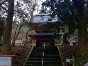 頂上にあったお寺（流石に裏側から車で登れるようになっていました）