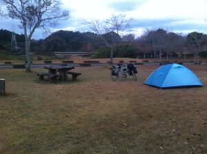 人吉クラフトパーク石野公園キャンプ場でテント設営