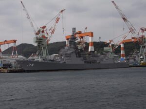 整備中の軍艦（物珍しくこんな写真が残っていました）