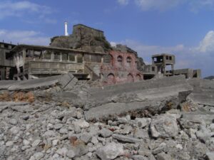 軍艦島の風景（海側の建物は防波堤を兼ねていたそうで、荒れた日はもろに波を被ったそうです）